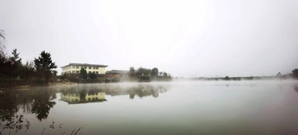 晨曦中的青龙园宛如一幅水墨山水画