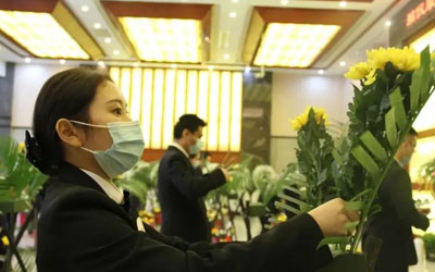 95后殡仪引导员陈婷：“不能微笑的服务”背后有专业坚守