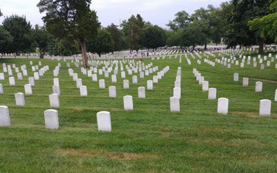 昆明现有墓穴仅够放两个骨灰盒 想要家庭合葬只能分层深埋