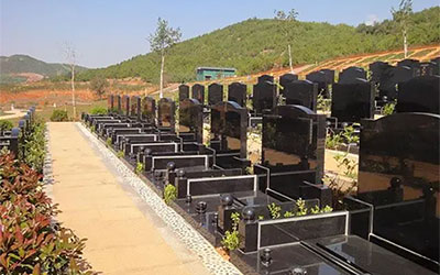 民间故事：老父的墓地选了好多年，两儿子死了两妯娌接着选