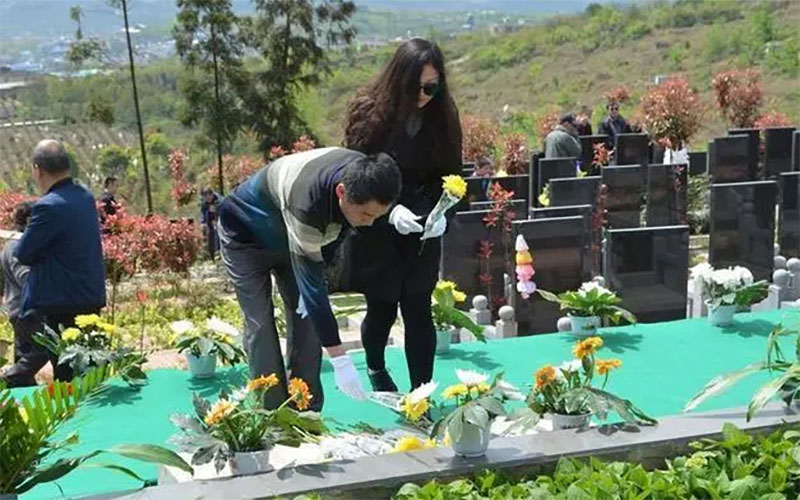 我国已经实行生态安葬,但仍有不少人表示难以接受 我国已经实行生态安葬,但仍有不少人表示难以接受