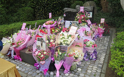 明星墓地现状：乔任梁等人墓地一尘不染，张国荣离开15年仍未安葬