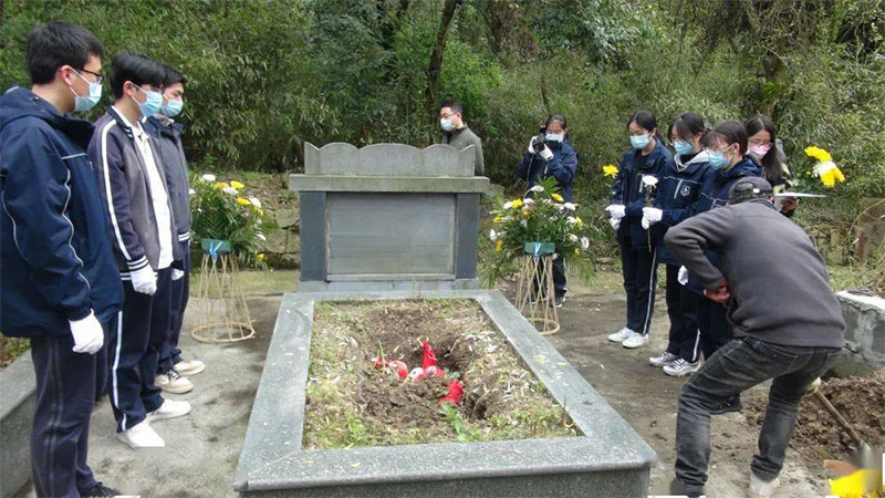 荷兰大学开设坟墓体验课