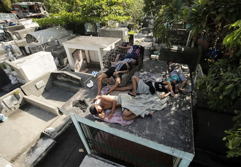 菲律宾人住进了墓地棺材 菲律宾人住进了墓地棺材