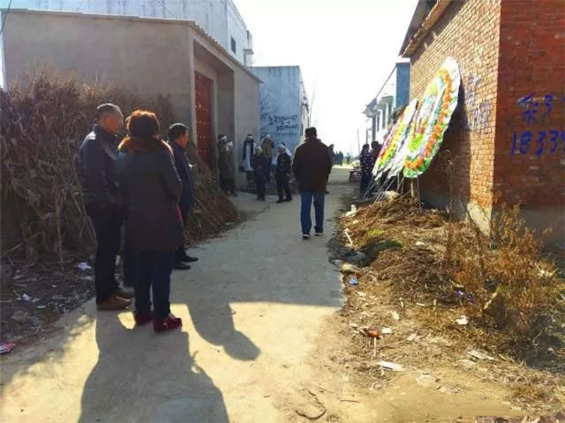 农村丧事出现攀比现象,注重厚葬薄养,失去了祭奠逝者的初衷 农村丧事出现攀比现象,注重厚葬薄养,失去了祭奠逝者的初衷