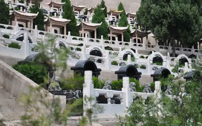 墓地在山的哪个位置好,山究竟在墓地什么方向对陵园墓地风水好