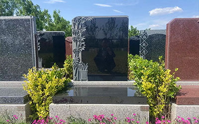 如何给老人选墓地