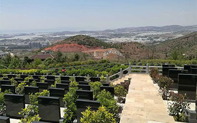 墓地风水之“前朝后靠左右抱”