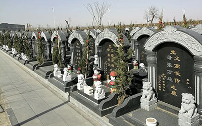 墓地先择要看“前朝后靠岸左右抱”