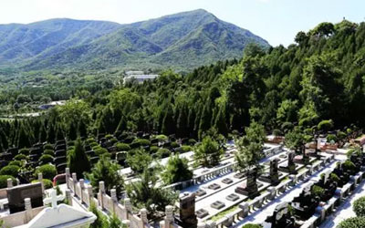 买墓地要讲究周围的山势