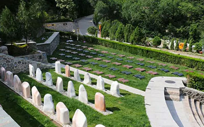 穴地要有适合的土质结构和正确的岩层走向