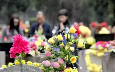 祭祀活动中鲜花逐渐替代烧纸