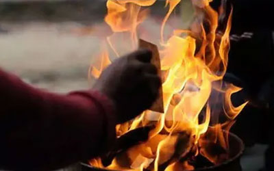 给逝去的亲人烧纸钱必须在天黑吗？