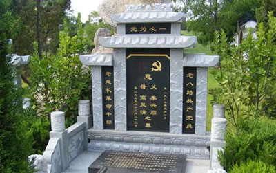 立碑人与逝者的关系不同，碑文写法也不同