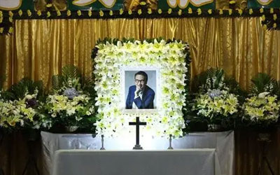 出殡结束后，逝者遗像为什么要翻过来拿