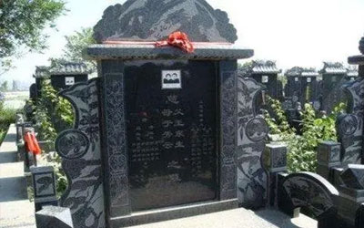 不同种类的墓碑和碑文