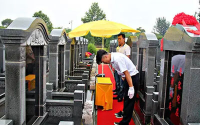 选择墓地安葬的具体流程