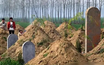 农民在农村土地上建设坟墓违法吗？怎么处理？