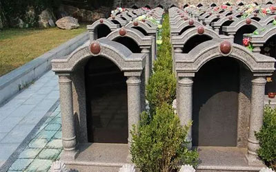 公墓信息网给你介绍关于陵园的背景知识