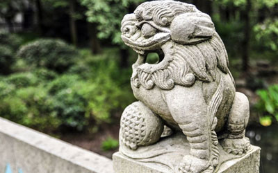 墓地前为何要摆放石狮子，有什么讲究？