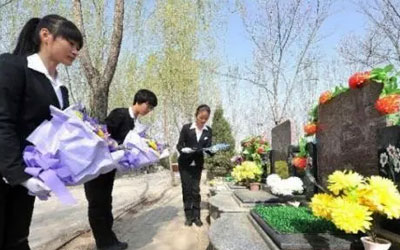 殡葬礼仪之办理墓穴落葬的程序有哪些？