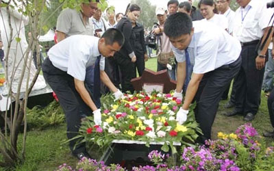 骨灰盒下葬有哪些讲究?公墓信息网聊聊骨灰盒下葬要注意什么问题