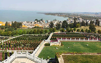 应结合所有因素来确定公墓的位置