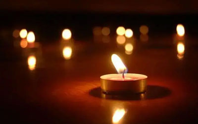 舜帝在正月初一到祖庙里祭祀祖先，所以公墓公司应运而生