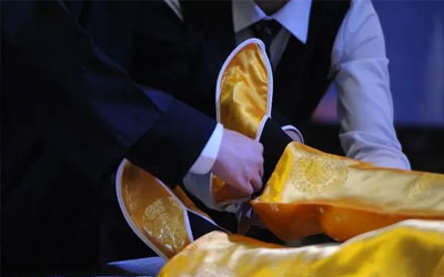 怎么为逝者穿寿衣？穿寿衣的方法和讲究？