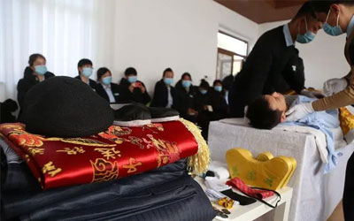 给死人净身穿衣有哪些流程？人死了穿寿衣有什么讲究？