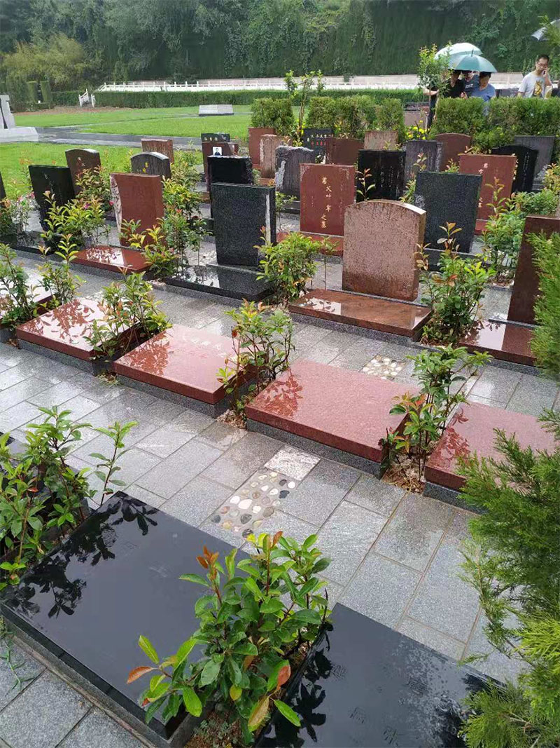 昆明墓地中的立碑和卧碑 昆明墓地中的立碑和卧碑