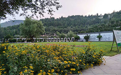 尊重和继承传统,丰富陵园的文化内涵