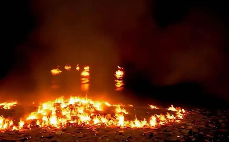 烧纸,祭奠亲人 烧纸,祭奠亲人