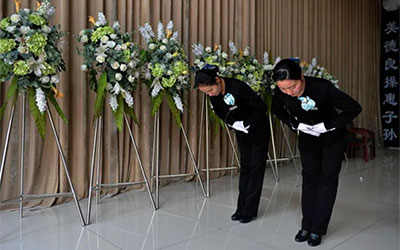 入殓前的黄纸覆尸，有何传统讲究