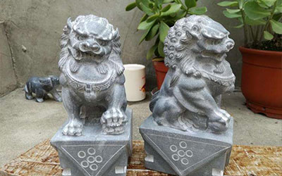 墓碑旁摆放石狮子的来源