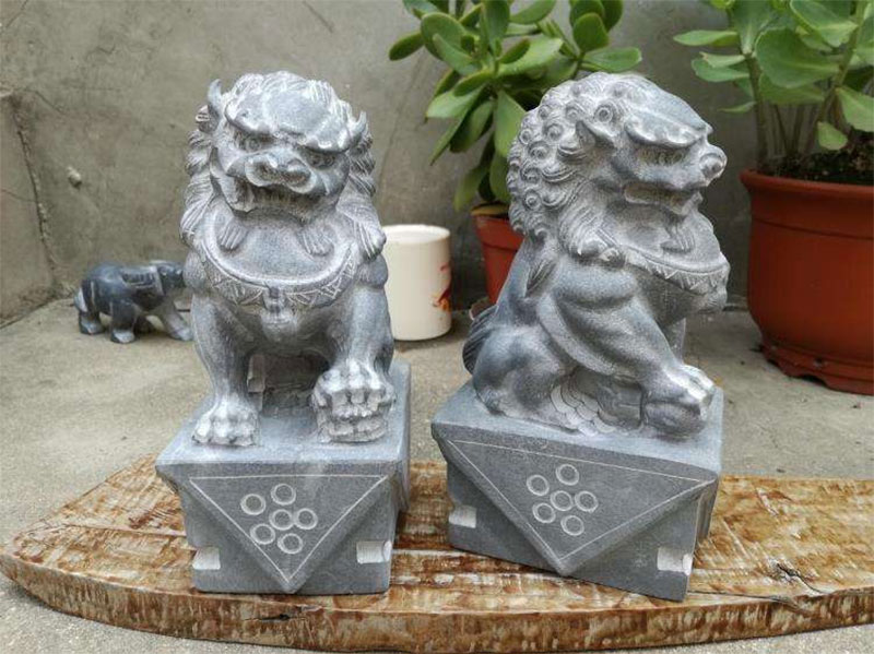 墓碑旁摆放石狮子的来源 墓碑旁摆放石狮子的来源