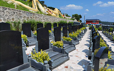 安葬在土质的地方好还是安葬在石质的地方好