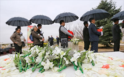 死去的人骨灰下葬仪式流程及准备物品