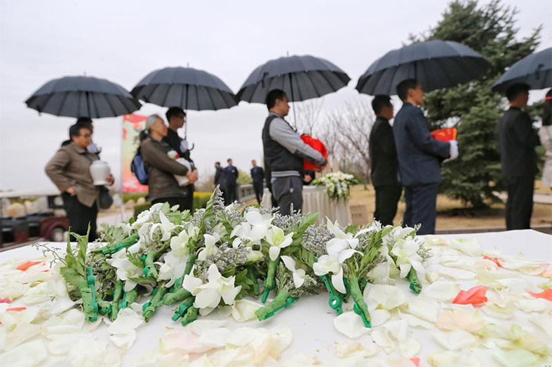 死去的人骨灰下葬仪式流程及准备物品 死去的人骨灰下葬仪式流程及准备物品
