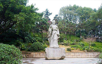 此人是古代比较著名的风水大师，不但会看墓地，还能预测生死