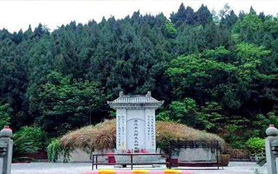 两位风水师找墓地，相隔不过几百米，结果一个被盗，一个无人敢动