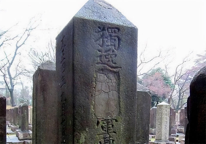 日本发现中国墓地，墓碑上4个字刺痛人心