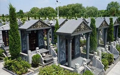 从小我们被教育不能进入墓园？但是如今，我们在里面学习人生哲理