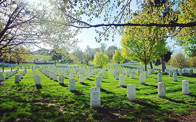 远在西方的墓地，看似与中国毫无瓜葛，却每年吸引无数国人去探望