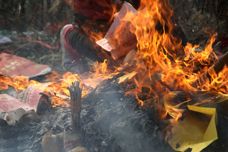 殡葬中的烧纸习俗 祭奠烧纸有什么讲究 殡葬中的烧纸习俗 祭奠烧纸有什么讲究