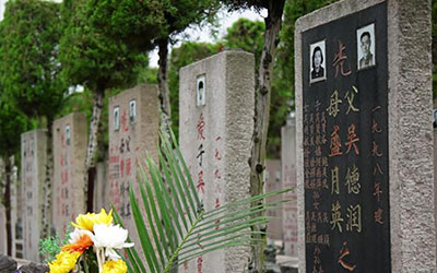 墓碑上的黑红两色及补漆补字有何讲究？