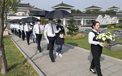 安葬仪式让葬礼更庄重，更好地送别逝者