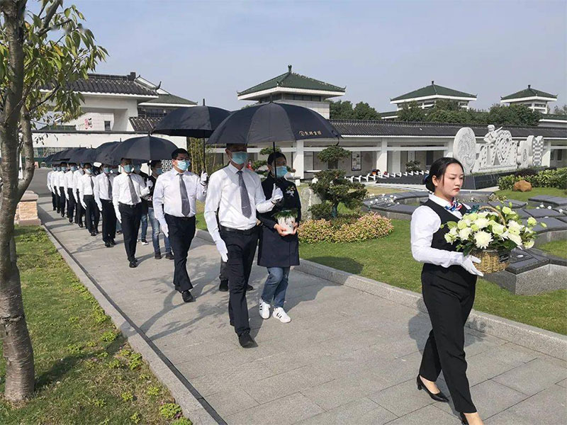 安葬仪式让葬礼更庄重，更好地送别逝者