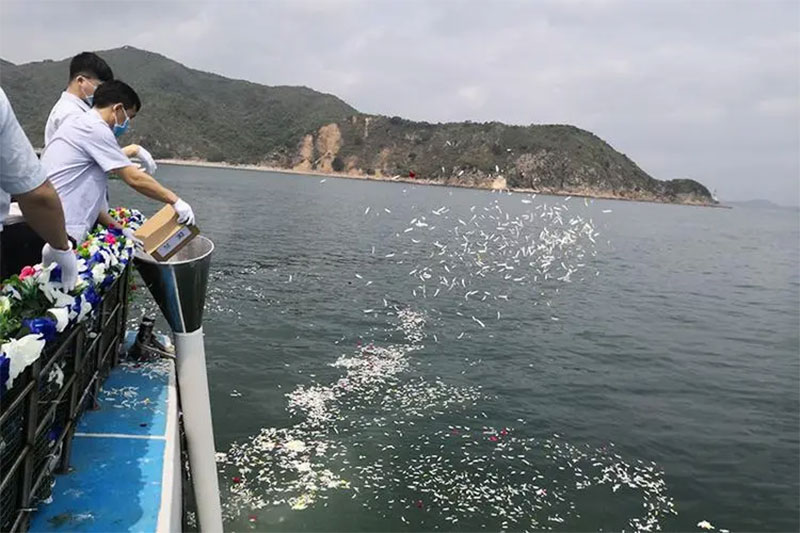 骨灰海撒节约土地,回归自然 骨灰海撒节约土地,回归自然