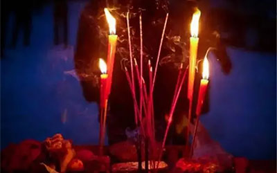 给刚过世的老人上香，需要注意些什么？